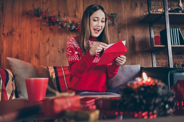 Foto av söt imponerad mogen dam bär röd pullover leende få jul grattis inomhus hus hem rum — Stockfoto