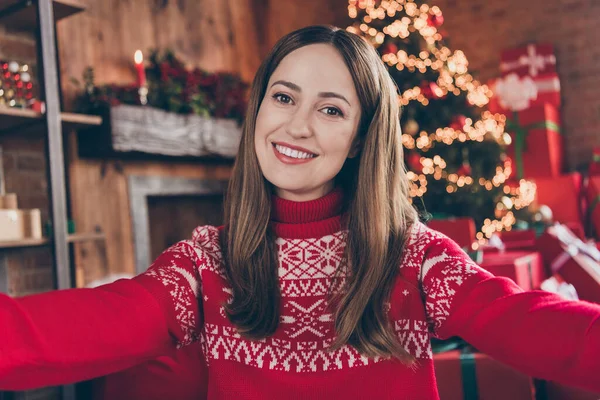 Foto de brilhante adorável jovem mulher vestida camisola vermelha gravação novo ano vídeo parabéns sorrindo dentro de casa quarto casa — Fotografia de Stock