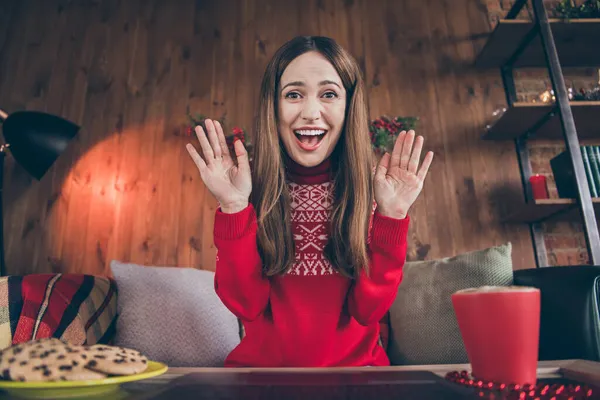 Foto av imponerad funky mogen dam bära röd pullover ler talande modern enhet jul grattis inomhus hus hem rum — Stockfoto