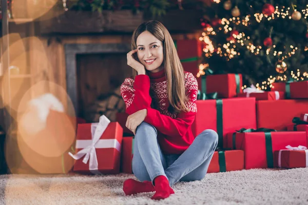 Foto sladké přemýšlivý zralý dáma nosit červený svetr usmívající se ruka tvář rameno lícní kost těší Vánoce vnitřní dům domácí pokoj — Stock fotografie