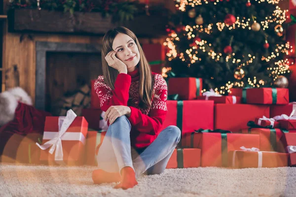 Foto de mujer joven bastante adorable vestido suéter rojo brazo mejilla mejilla mano pómulo celebrando año nuevo en el interior habitación casa —  Fotos de Stock