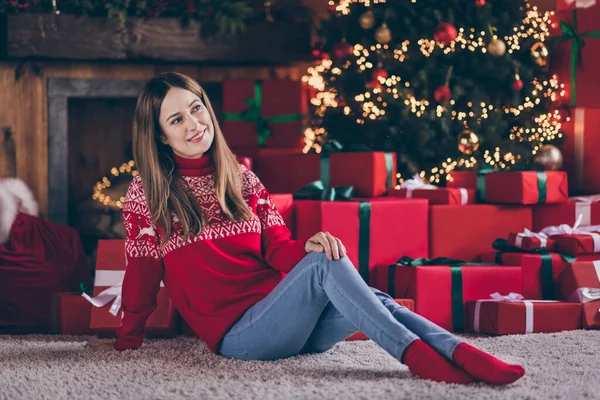 Φωτογραφία από αστείο αξιολάτρευτο ώριμη κυρία φορούν κόκκινο πουλόβερ χαμογελώντας απολαμβάνοντας τα Χριστούγεννα έχουν ανάπαυση σε εσωτερικούς χώρους σπίτι δωμάτιο — Φωτογραφία Αρχείου