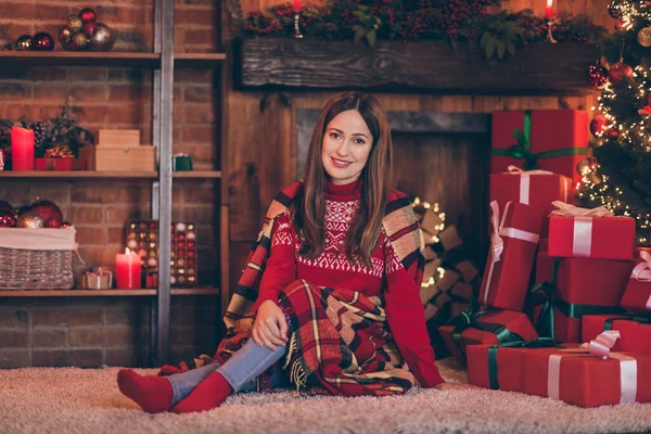 Photo positive douce jeune femme habillée pull rouge célébrant la nouvelle année relaxant souriant intérieur chambre maison — Photo