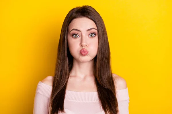 Zdjęcie optymistycznej brunetki pani pełne usta nosić różową koszulę izolowane na żywy żółty kolor tła — Zdjęcie stockowe