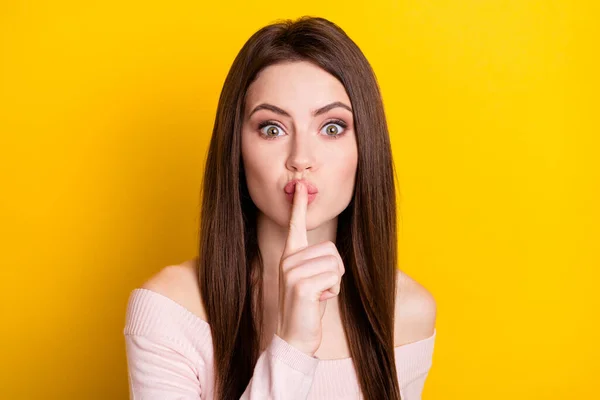 Foto de la optimista morena dama dedo boca usar camisa rosa aislado sobre fondo de color amarillo vibrante — Foto de Stock