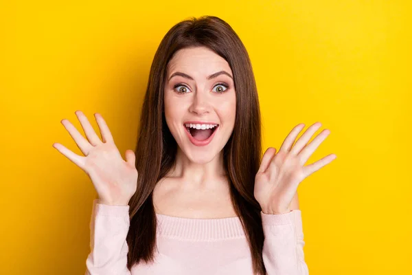Fotografie dojem bruneta dáma ruce nahoru nosit růžovou košili izolované na žlutém pozadí — Stock fotografie