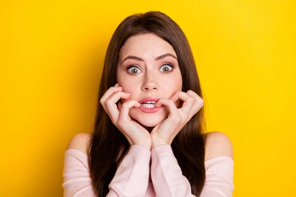 Foto der beeindruckten brünetten Dame beißen Lippen tragen rosa Hemd isoliert auf gelbem Hintergrund — Stockfoto