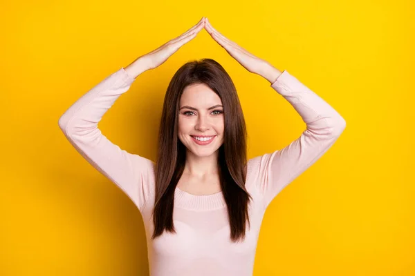 Фото оптимистичной брюнетки женские руки головы носить розовую рубашку изолированы на желтом фоне цвета — стоковое фото