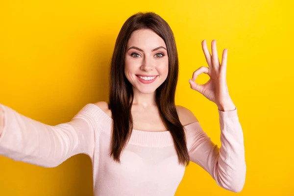 Фото щасливої усміхненої веселої милої жінки, яка приймає знак "я" ізольовано на жовтому тлі — стокове фото