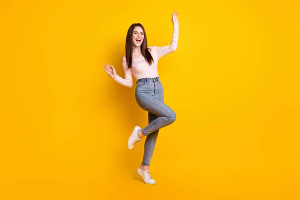 Foto de tamaño completo de la joven hermosa chica excitada encantadora disfrutando bailando aislado en el fondo de color amarillo —  Fotos de Stock