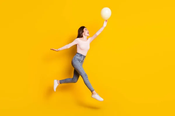 Photo de profil pleine grandeur côté de jeune femme heureuse excitée gaie courir dans l'air avec ballon isolé sur fond de couleur jaune — Photo