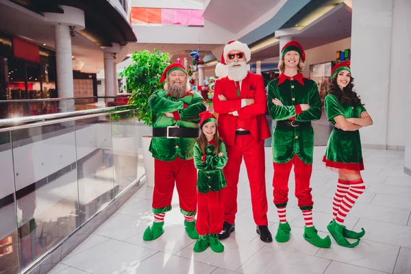 Photo de cinq joyeux x-mas jeu de rôle les gens divertissent les clients du magasin portent costume d'elfe santa dans le centre commercial du supermarché — Photo