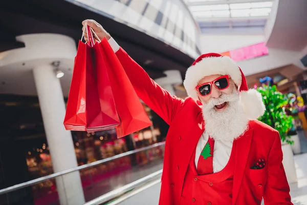 Çekici, şanslı Noel Baba 'nın portresi hediyeler alıyor. Alışveriş merkezinde sürpriz bir alışveriş günü indirimi. — Stok fotoğraf