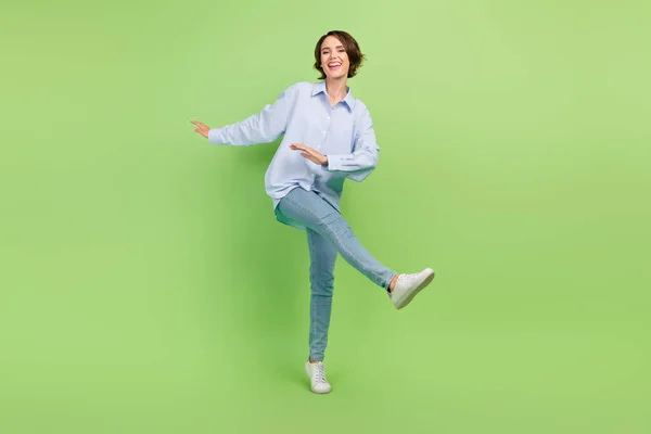 Pełna długość zdjęcie młodej kobiety szczęśliwy pozytywny uśmiech zabawy taniec odizolowany na zielonym tle kolor — Zdjęcie stockowe