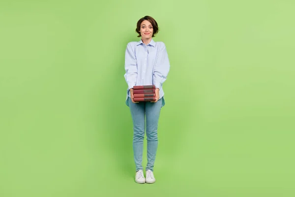 Foto de cuerpo completo de mujer joven sonrisa positiva feliz mantener la educación libro aislado sobre fondo de color verde — Foto de Stock