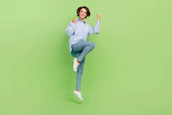 Foto corpo pieno di allegro giovane gioioso bella donna felice saltare vincitore fresco isolato su sfondo di colore verde — Foto Stock