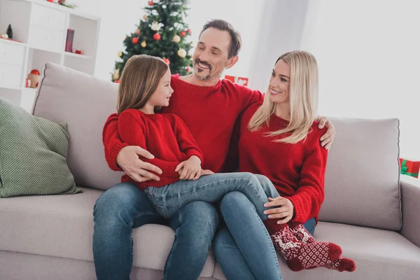 Porträtt av attraktiv glad familj hustru make sitter på soffan tillbringar festlig semester nyttår i ljus hem inomhus — Stockfoto