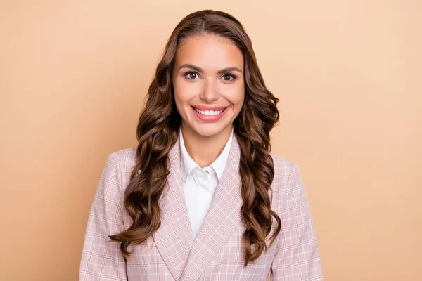 Ritratto di persona adorabile allegra sorriso dentato sguardo fotocamera usura plaid isolato su sfondo di colore beige — Foto Stock