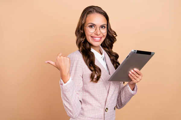 Retrato de atraente menina alegre polegar direto espaço vazio oferta proposição isolada no fundo cor bege — Fotografia de Stock