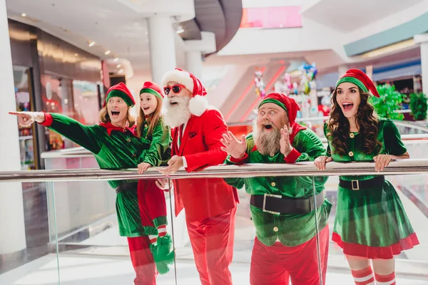 Portrét atraktivní veselý cool ohromen extatické skupiny elfové baví ukazující daleko x mas v nákupním středisku — Stock fotografie