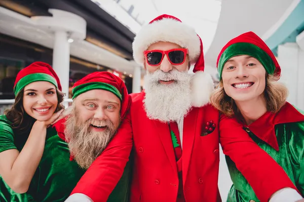 Autoportrait de joyeux lutins joyeux groupe tendance elfes achetant s'amuser festal veille tradition hiver au magasin à l'intérieur — Photo