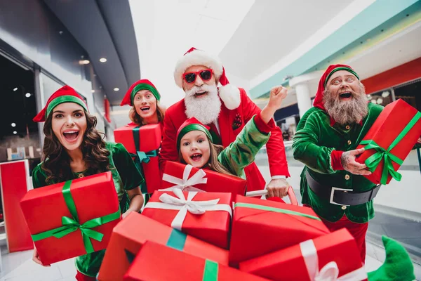 Heyecanlı Noel Baba asistanlarının fotoğrafı. Gülümseyen kostümler giyerler. Yükselen yumruklar. — Stok fotoğraf