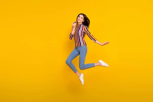 Πλήρης φωτογραφία προφίλ σώματος της νεαρής γυναίκας χαρούμενο θετικό χαμόγελο άλμα επάνω εφαρμόσει pomade μακιγιάζ απομονώνονται σε κίτρινο χρώμα φόντο — Φωτογραφία Αρχείου