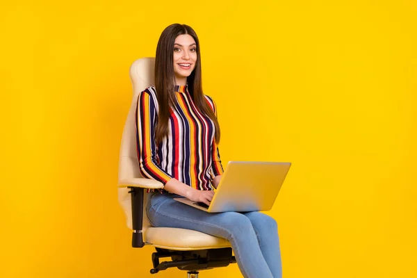 Photo de jeune femme d'affaires heureux sourire positif assis chaise travail ordinateur portable bureau isolé sur fond de couleur jaune — Photo