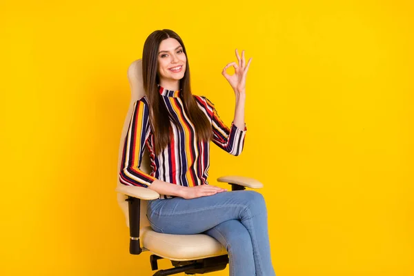 若い女性の写真幸せな正の笑顔座る椅子ショーキー取引大きな広告サイン隔離された上に黄色の色の背景 — ストック写真