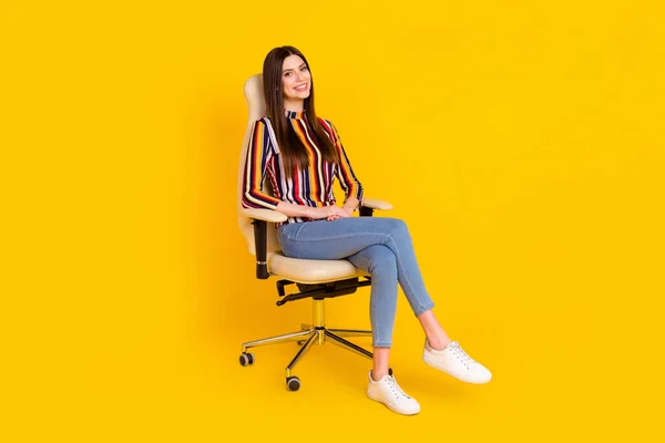 Full längd kropp storlek foto flicka sitter leende i kontorsstol isolerad ljus gul färg bakgrund — Stockfoto