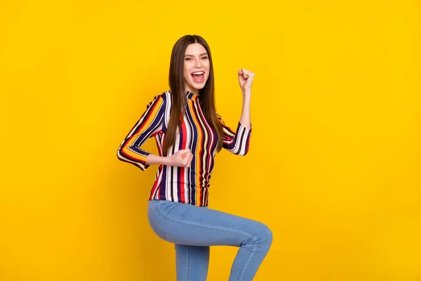 긍정적 인 미소를 짓고 있는 젊은 소녀의 프로필 사진은 노란색 배경 위에서 고립된 손으로 승리의 주먹을 따는 것을 기쁘게 생각 한다 — 스톡 사진