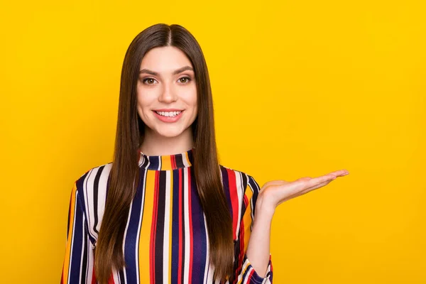 이 젊고 매력적 인 소녀의 사진 행복 한 긍정적 인 미소 쇼 제품 프로모는 노란색 배경 위에 격리 된 판매를 제안 한다 — 스톡 사진