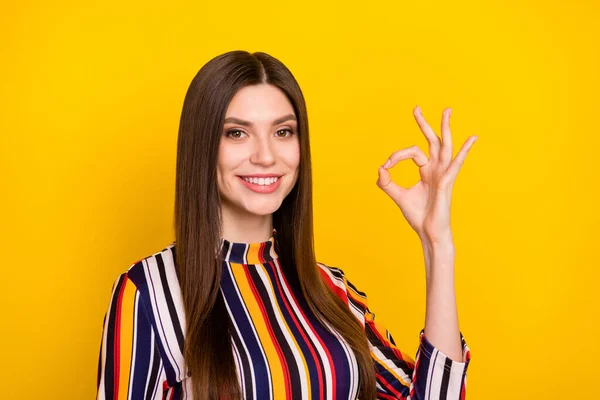 Foto van jonge aantrekkelijke vrouw gelukkig positieve glimlach show oke goed perfect ad teken geïsoleerd over gele kleur achtergrond — Stockfoto