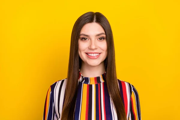 Фото молодої досить привабливої ділової жінки щаслива позитивна зубна посмішка ізольована на жовтому кольоровому фоні — стокове фото