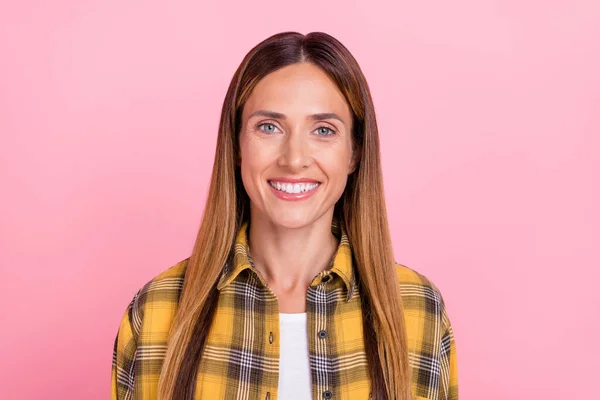 밝고 행복 한 성숙 한 여성 이 밝은 기분으로 미소짓는 사진 파스텔 핑크 색 배경에 고립된 체크무늬 셔츠 — 스톡 사진