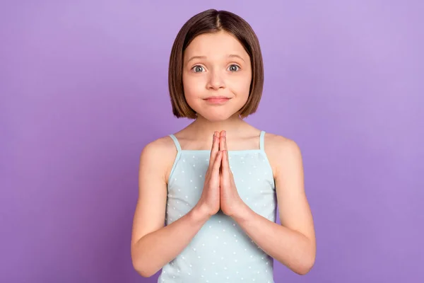 Foto de adorable niña pequeña rezar pedir cinto presente por favor aislado sobre el fondo de color violeta púrpura — Foto de Stock