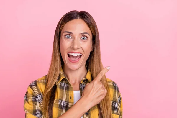 Foto di felice allegro positivo giovane donna punta dito vuoto spazio stupito isolato su sfondo di colore rosa — Foto Stock