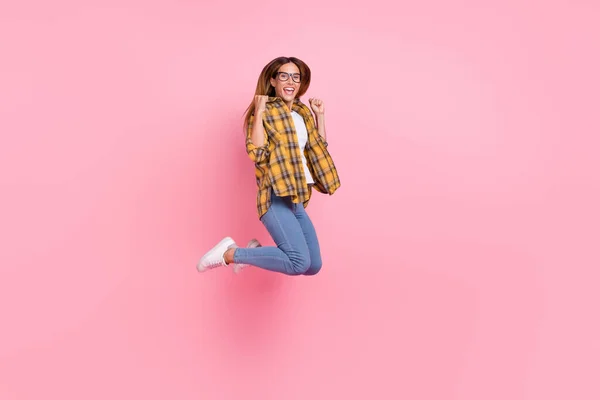 Фотографія профілю повної довжини враженої насолодженої жінки, що піднімає кулаки кричать так ізольовано на фоні рожевого кольору — стокове фото