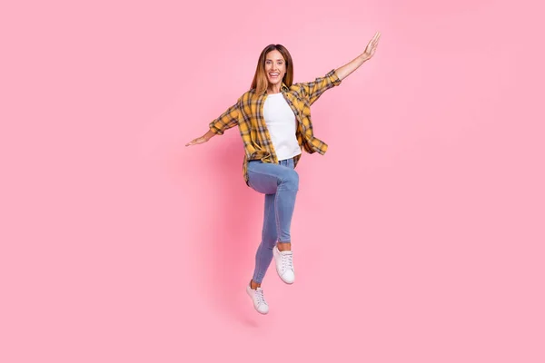 Retrato de tamaño completo de alegres brazos de señora bonita volando radiante sonrisa mirada cámara aislada sobre fondo de color rosa —  Fotos de Stock