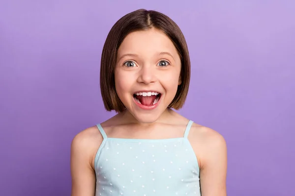 Foto av rolig brun frisyr liten flicka öppen mun bära blå topp isolerad på violett färg bakgrund — Stockfoto