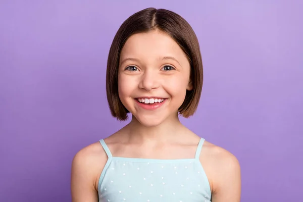Foto de alegre jovem feliz menina pequena sorriso bom humor irradiando isolado no fundo de cor roxa — Fotografia de Stock