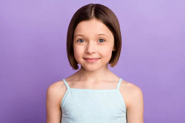 Foto de la joven niña feliz buen humor encantadora cara desgaste singlet aislado sobre fondo de color púrpura — Foto de Stock