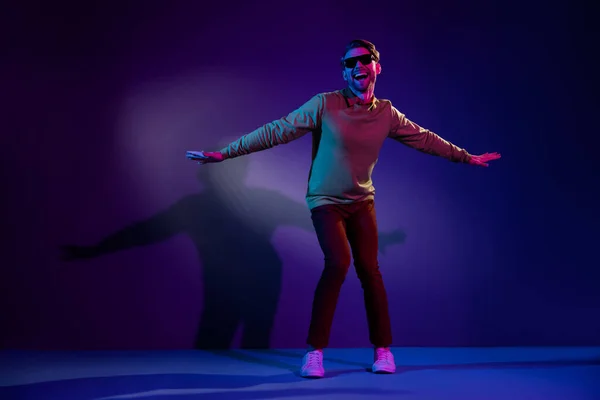 Tamanho total do corpo foto homem em vidro de sol dançando na discoteca passar tempo livre isolado em fundo cor violeta — Fotografia de Stock