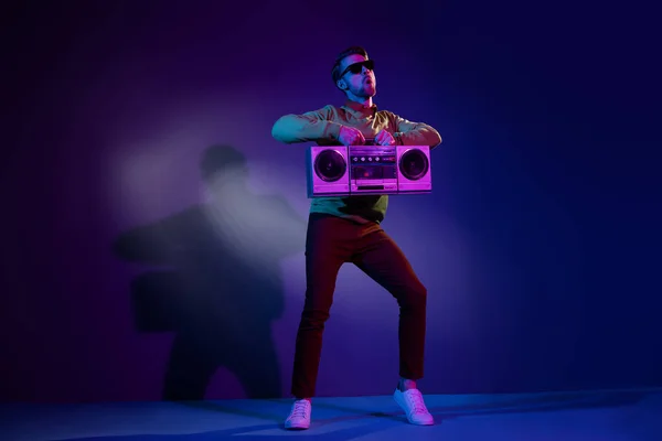 Πλήρες μήκος σώματος μέγεθος άνθρωπος φωτογραφία στο sunglass χορό ακούγοντας μουσική με ρετρό μαγνητόφωνο απομονώνονται σε βιολετί φόντο χρώμα — Φωτογραφία Αρχείου