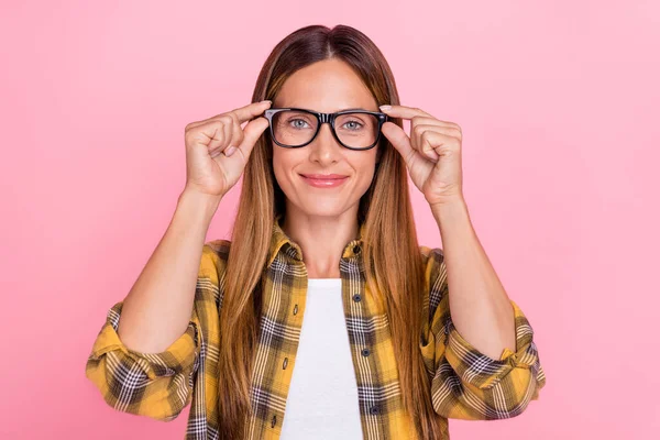 Foto de mulher madura encantadora feliz usar óculos oculista visão rosto mãos isoladas no fundo cor-de-rosa — Fotografia de Stock