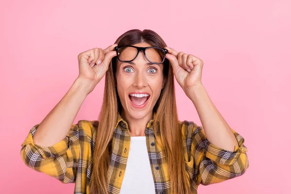 Foto di shcoedk stupito giovane donna felice indossare occhiali viso occhiali godere stupito isolato su sfondo di colore rosa — Foto Stock