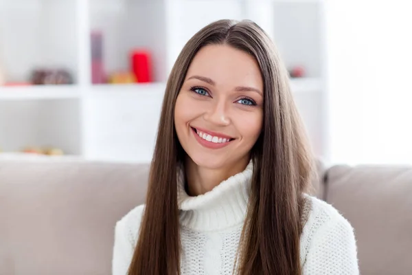 하얀 스웨터를 입은 사랑스럽게 빛나는 젊은 여성의 사진 실내 실내 방에서 미소짓고 있는 모습 — 스톡 사진