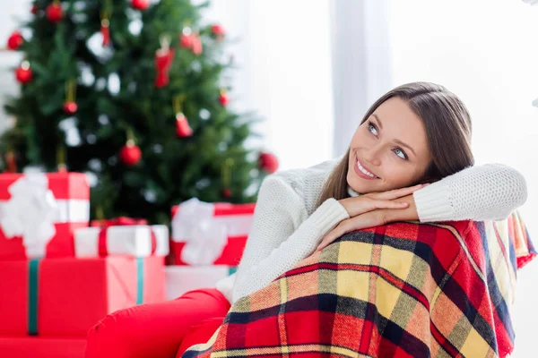 Foto van dromerige vrolijke vrolijke jonge vrouw look genieten van kerst sfeer binnen huis flat — Stockfoto