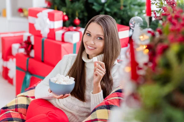 Photo of attractive adorable young woman dressed white sweater eating christmas snacks smiling indoors house home room — Stock Photo, Image
