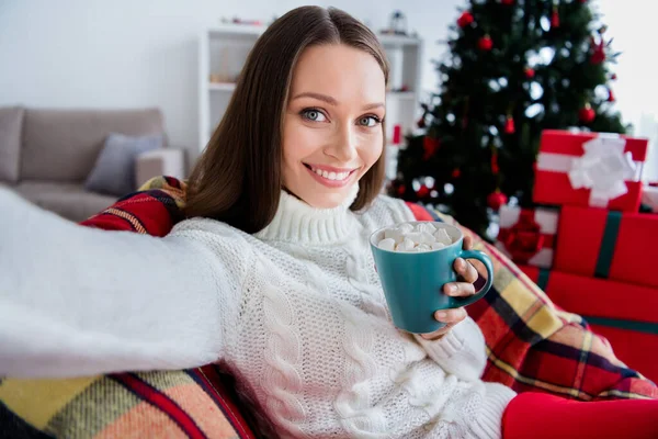 Photo de belle jolie jeune femme porter pull tricoté souriant boisson à boire ayant appel vidéo à l'intérieur maison de chambre — Photo